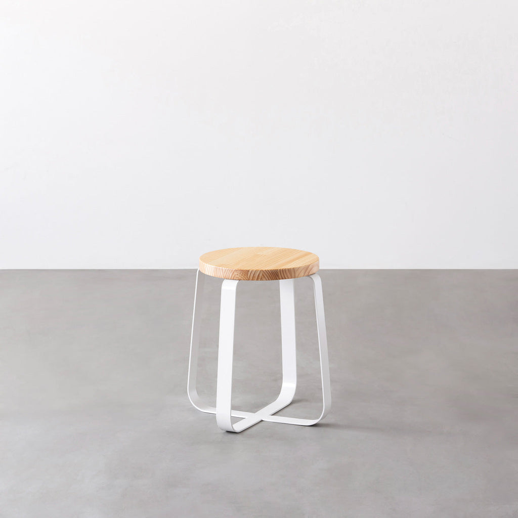 KANADEMONOのパインRound座面とホワイトのCross Plate脚を合わせたシンプルモダンなスツール