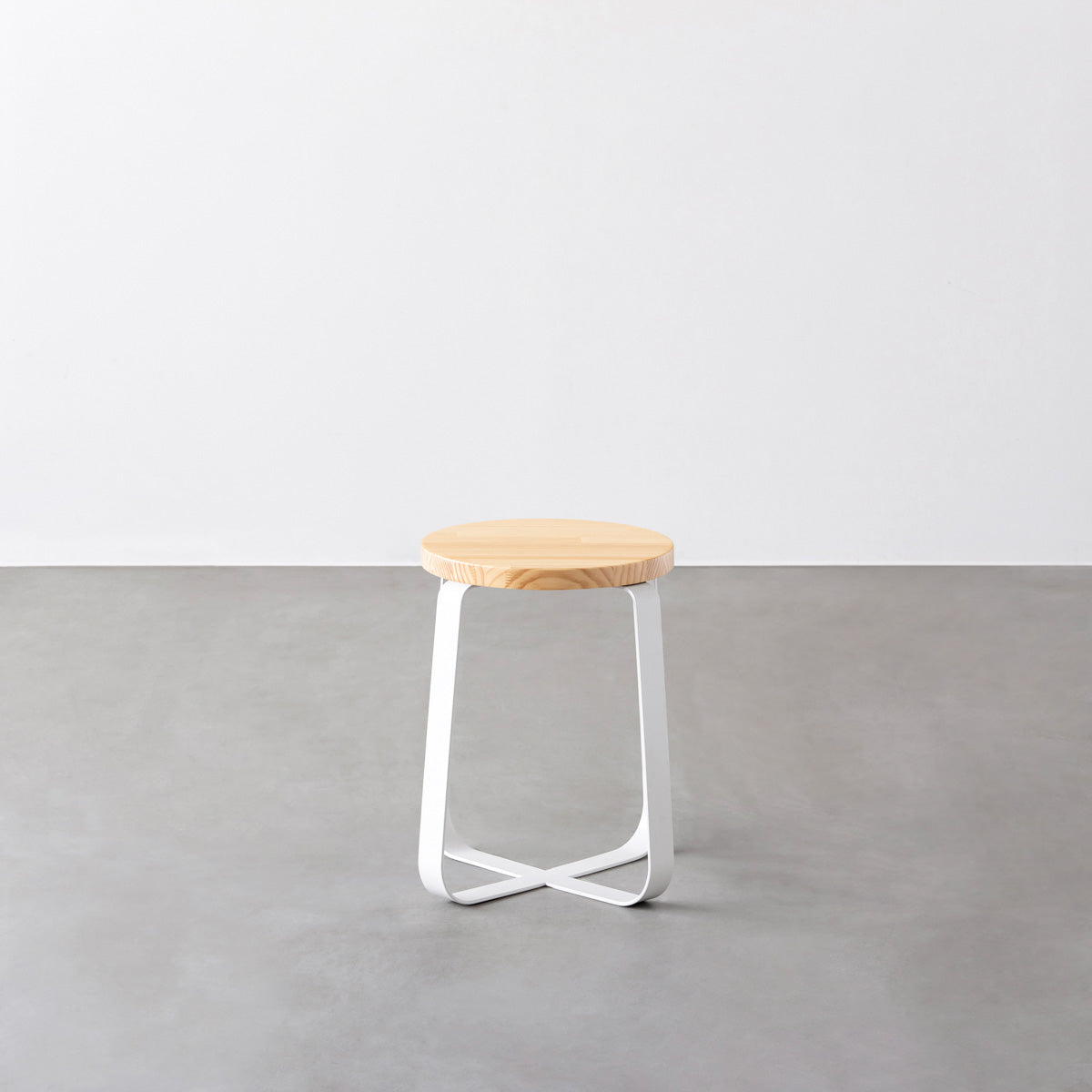 KANADEMONOのパインRound座面とホワイトのCross Plate脚を合わせたシンプルモダンなスツール2
