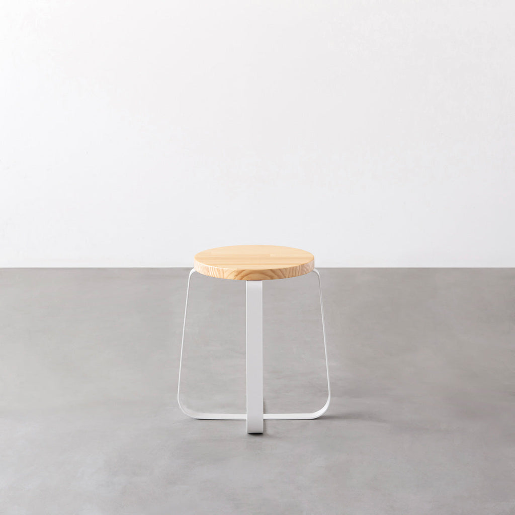 KANADEMONOのパインRound座面とホワイトのCross Plate脚を合わせたシンプルモダンなスツール3