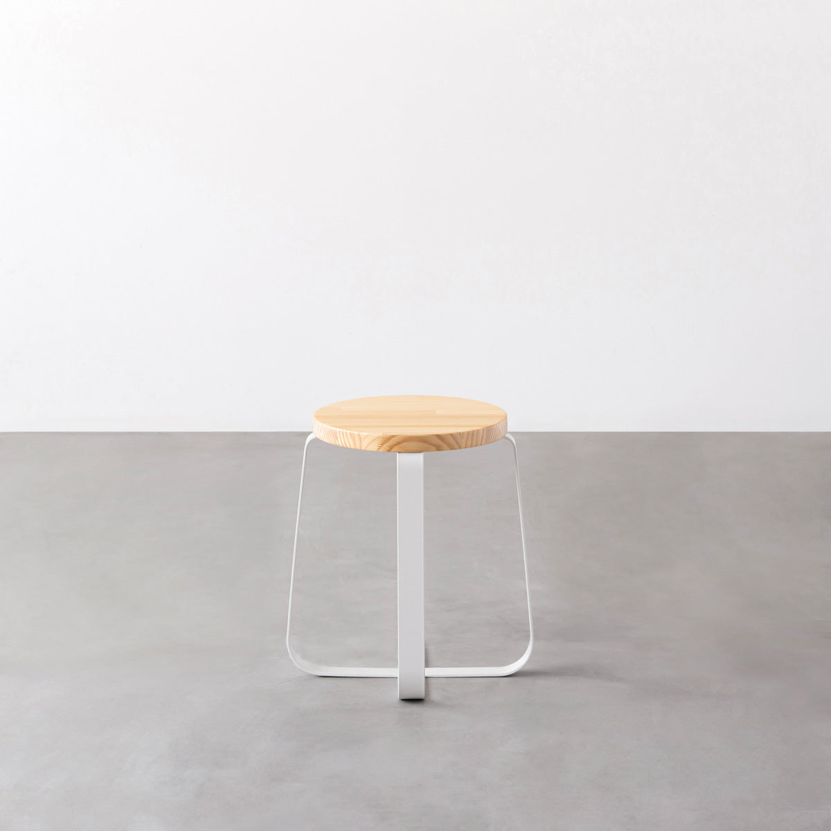KANADEMONOのパインRound座面とホワイトのCross Plate脚を合わせたシンプルモダンなスツール3