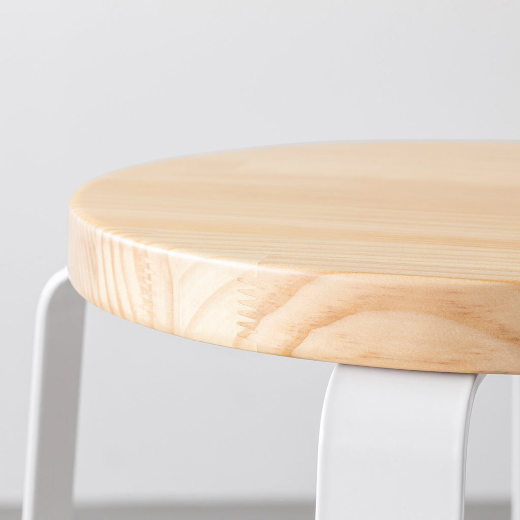 KANADEMONOのパインRound座面とホワイトのCross Plate脚を合わせたシンプルモダンなスツール（座面側面）