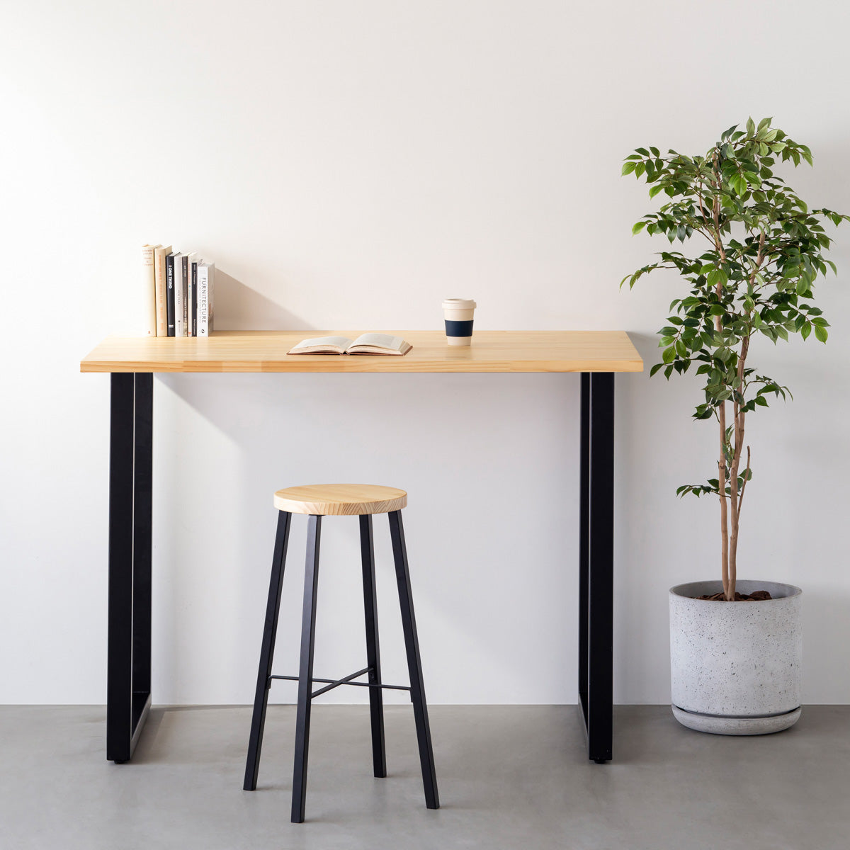 KANADEMONOのパインRound座面とブラックのSlant Bar脚を合わせたシンプルモダンなハイスツール（使用例）