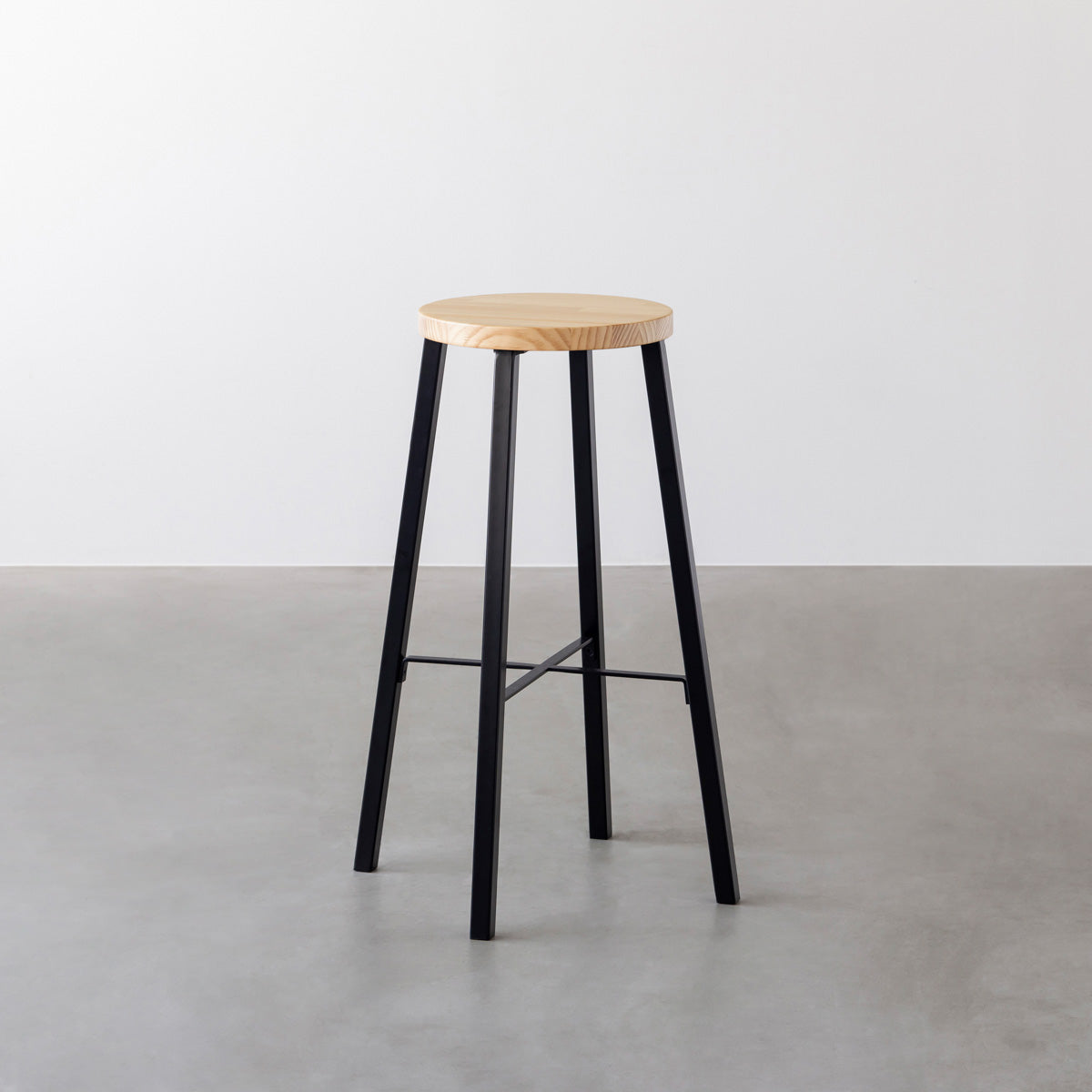 KANADEMONOのパインRound座面とブラックのSlant Bar脚を合わせたシンプルモダンなハイスツール