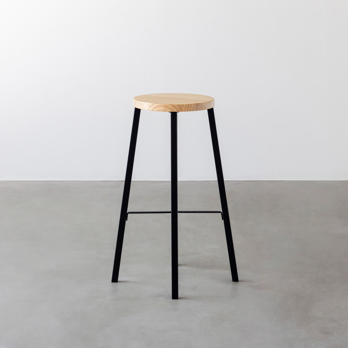 KANADEMONOのパインRound座面とブラックのSlant Bar脚を合わせたシンプルモダンなハイスツール2