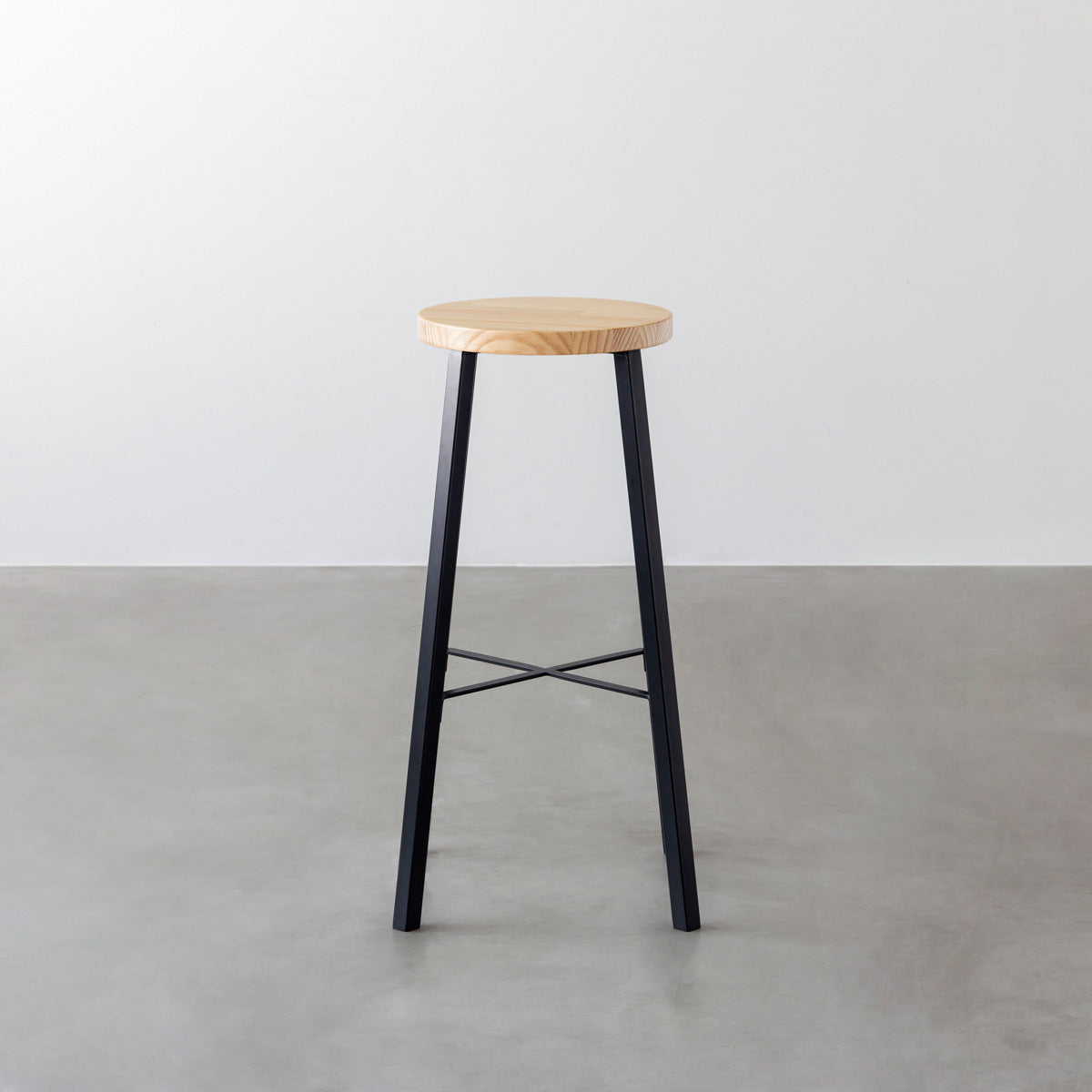 KANADEMONOのパインRound座面とブラックのSlant Bar脚を合わせたシンプルモダンなハイスツール3