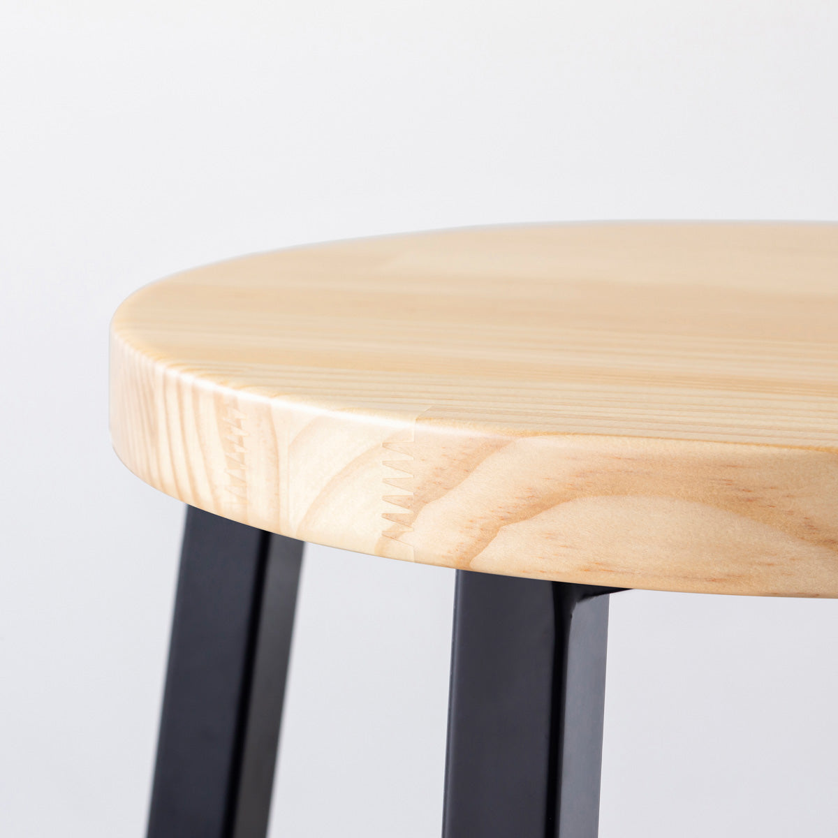 KANADEMONOのパインRound座面とブラックのSlant Bar脚を合わせたシンプルモダンなハイスツール（座面側面）