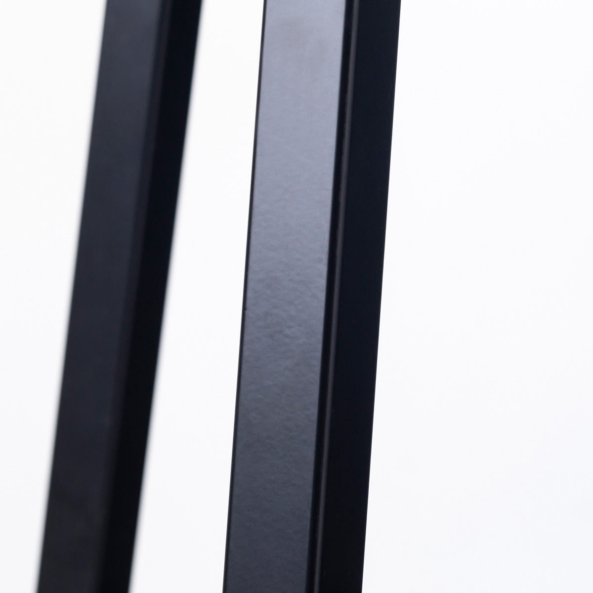 KANADEMONOのパインRound座面とブラックのSlant Bar脚を合わせたシンプルモダンなハイスツール（脚側部）