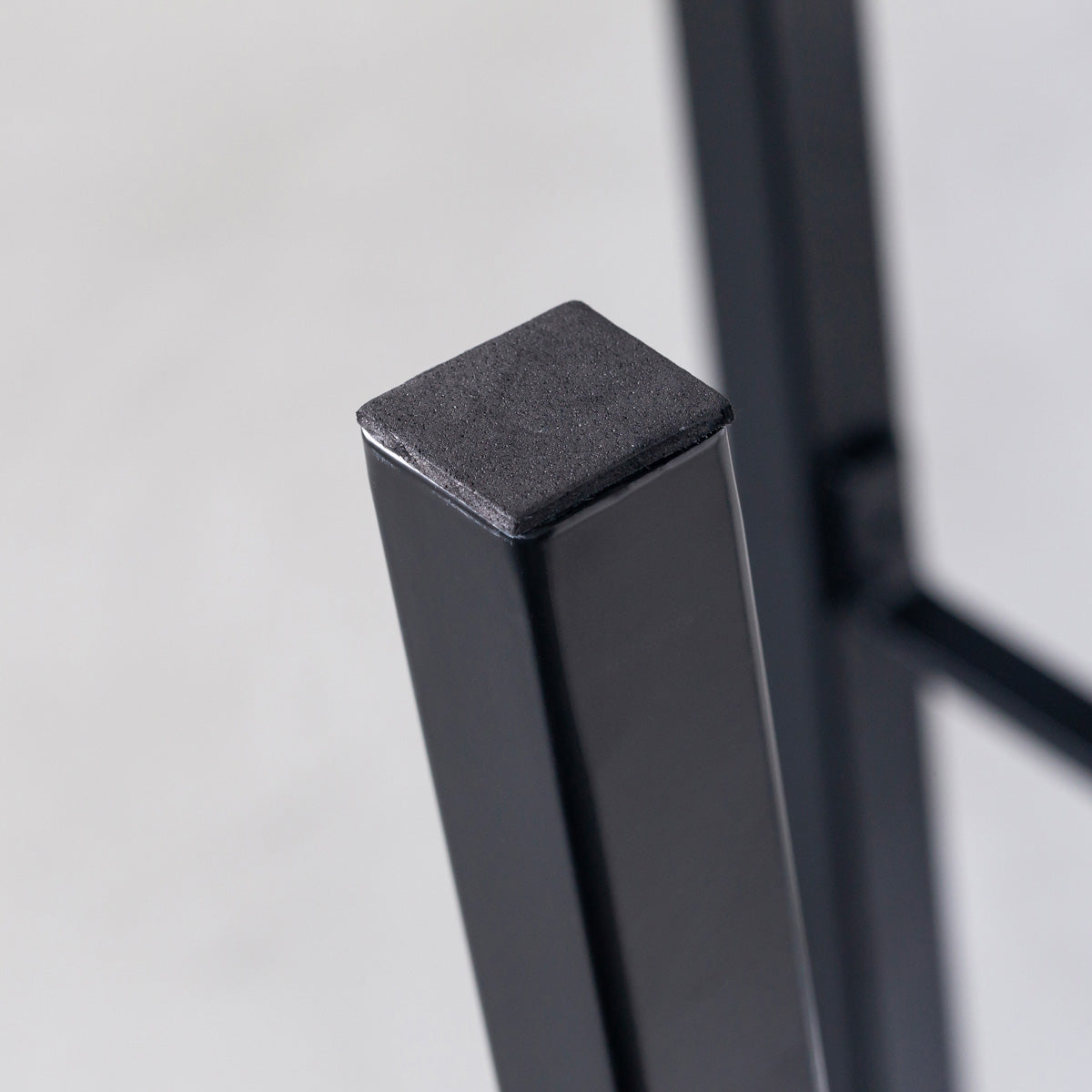 KANADEMONOのパインRound座面とブラックのSlant Bar脚を合わせたシンプルモダンなハイスツール（脚裏面）