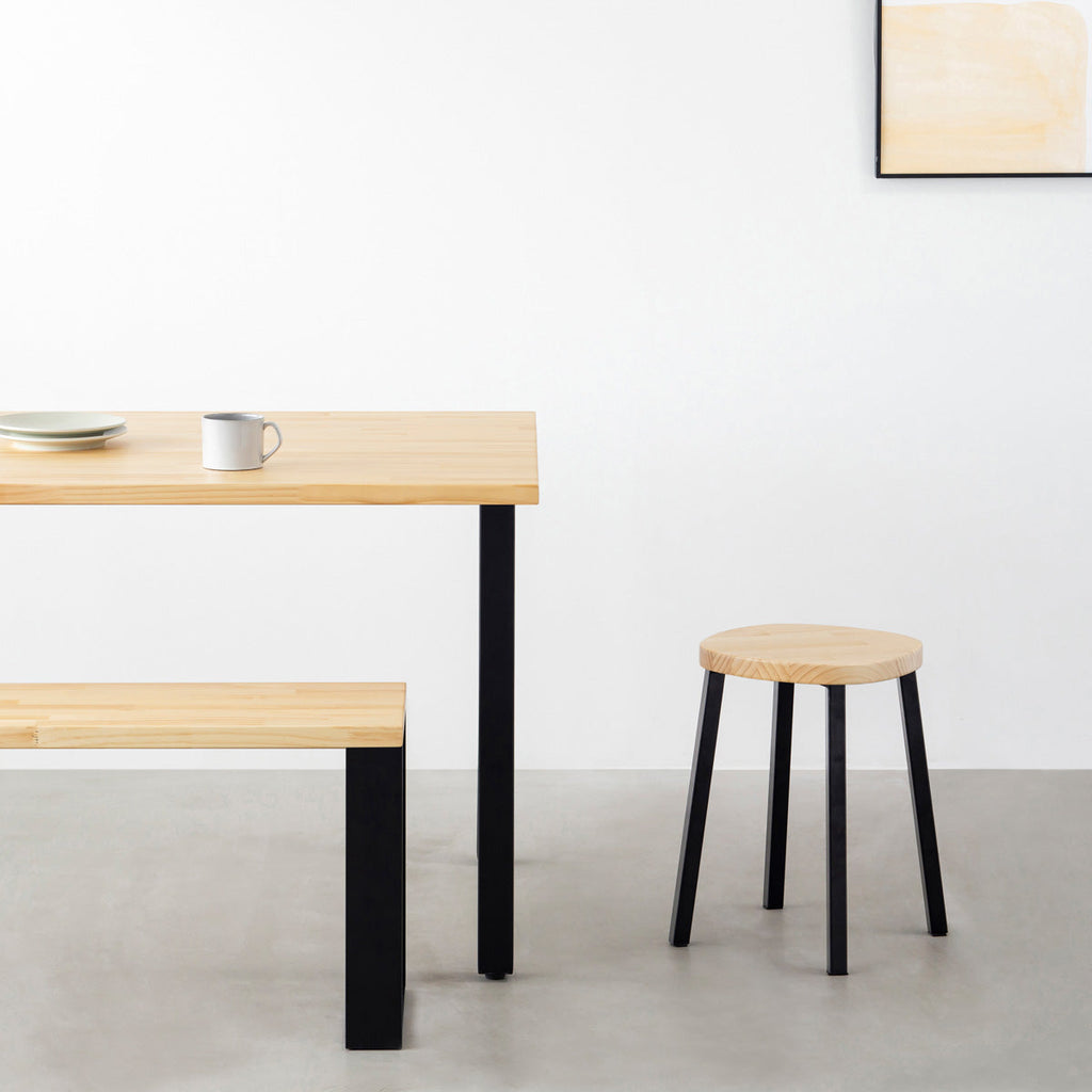 KANADEMONOのパインSquircle座面とブラックのSlant Bar脚を合わせたシンプルモダンなスツール（ダイニング使用例）