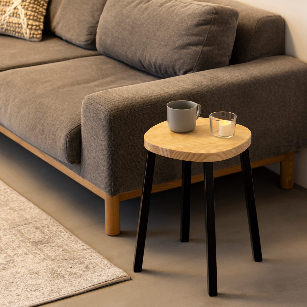 KANADEMONOのパインSquircle座面とブラックのSlant Bar脚を合わせたシンプルモダンなスツール（リビング使用例）