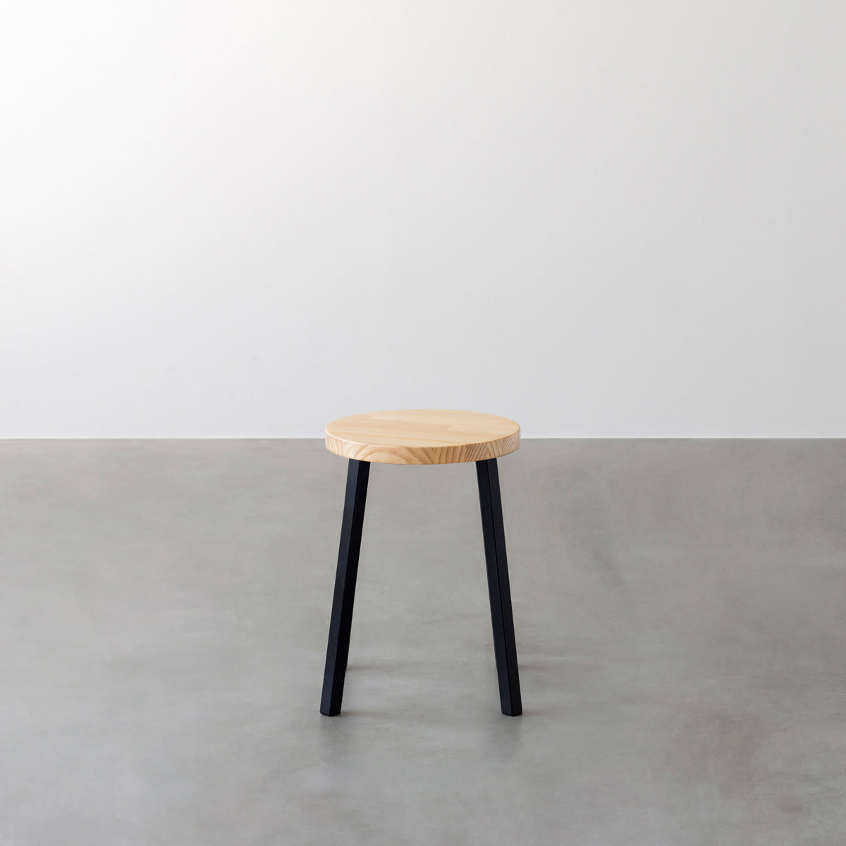 KANADEMONOのパインRound座面とブラックのSlant Bar脚を合わせたシンプルモダンなスツール（正面）