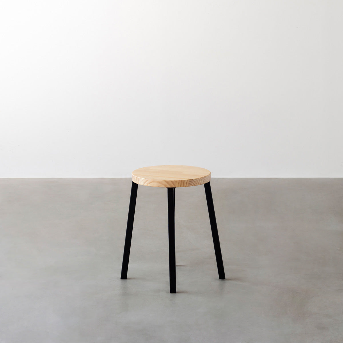 KANADEMONOのパインRound座面とブラックのSlant Bar脚を合わせたシンプルモダンなスツール（側面）