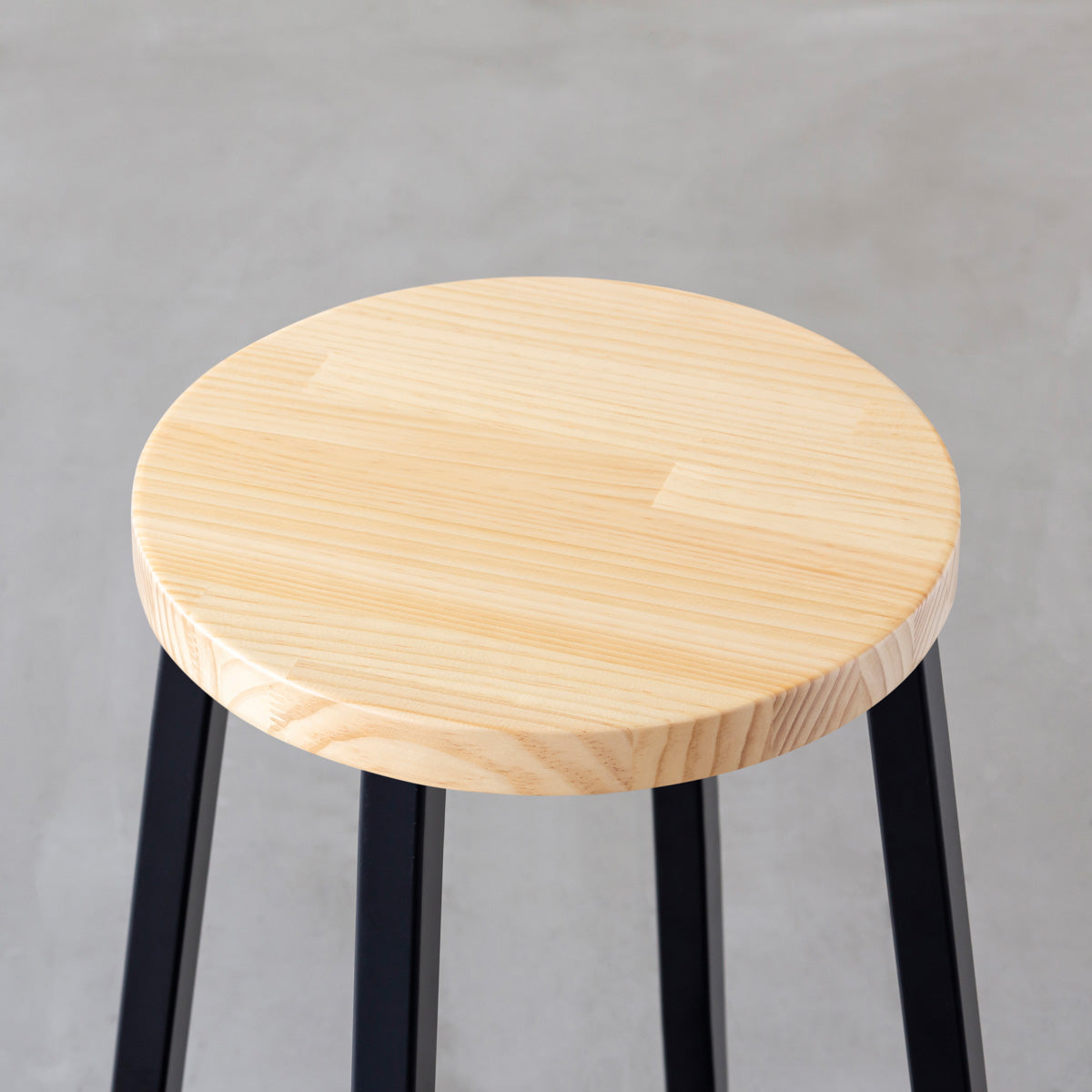 KANADEMONOのパインRound座面とブラックのSlant Bar脚を合わせたシンプルモダンなスツール（座面）