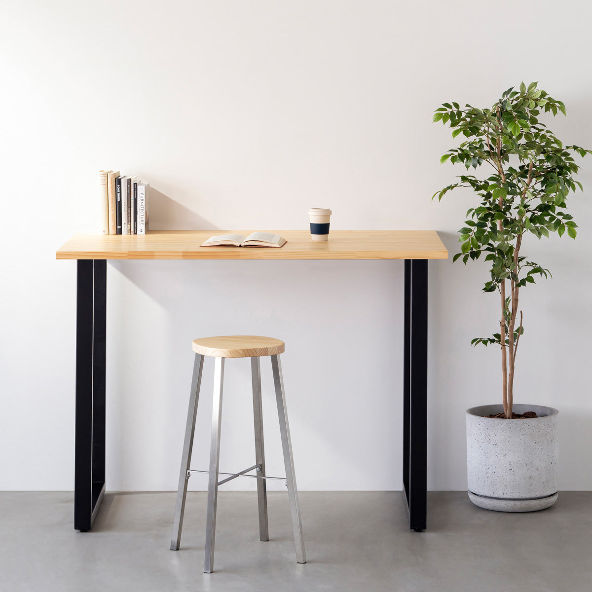 KANADEMONOのパインRound座面とステンレスのSlant Bar脚を合わせたシンプルモダンなハイスツール（使用例）