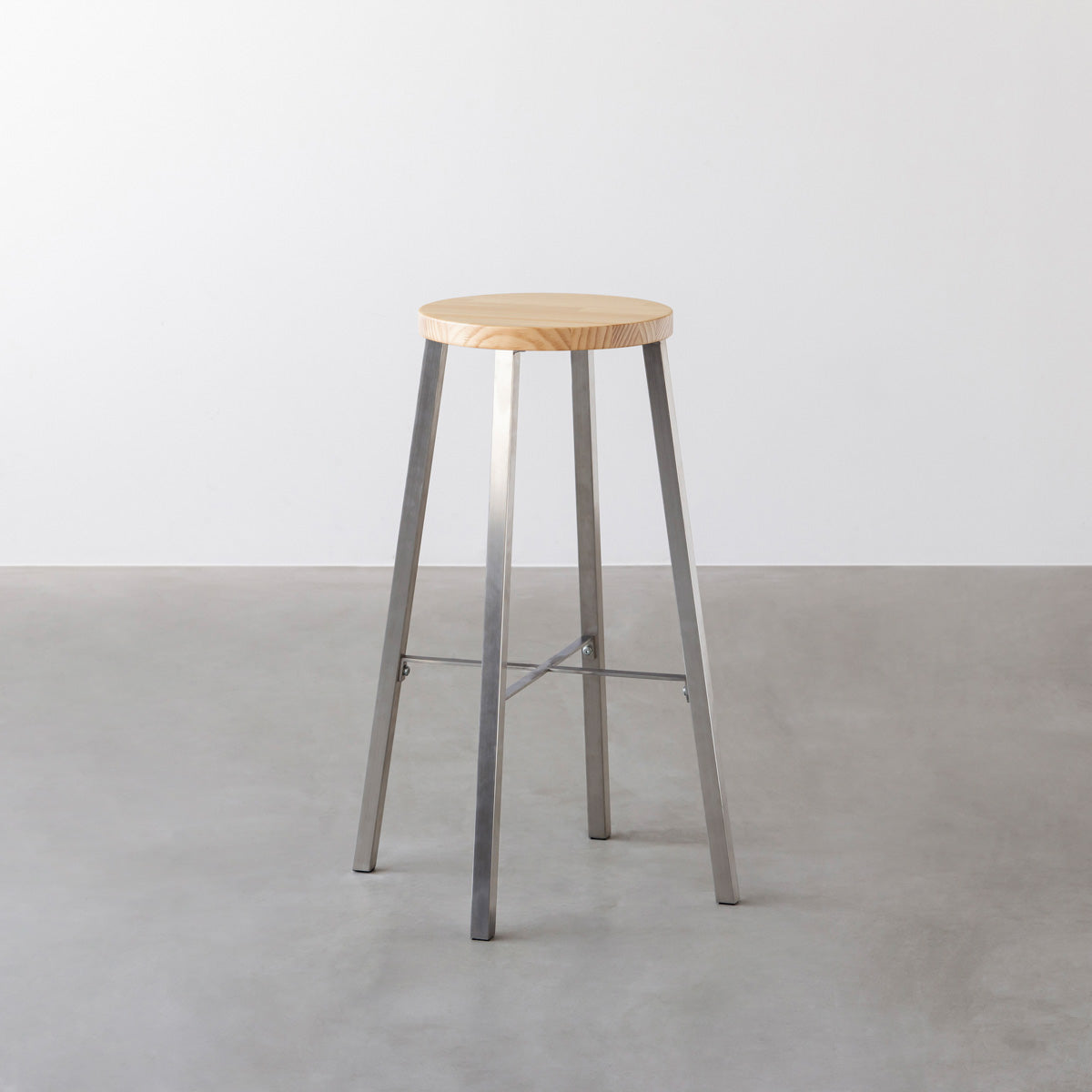 KANADEMONOのパインRound座面とステンレスのSlant Bar脚を合わせたシンプルモダンなハイスツール