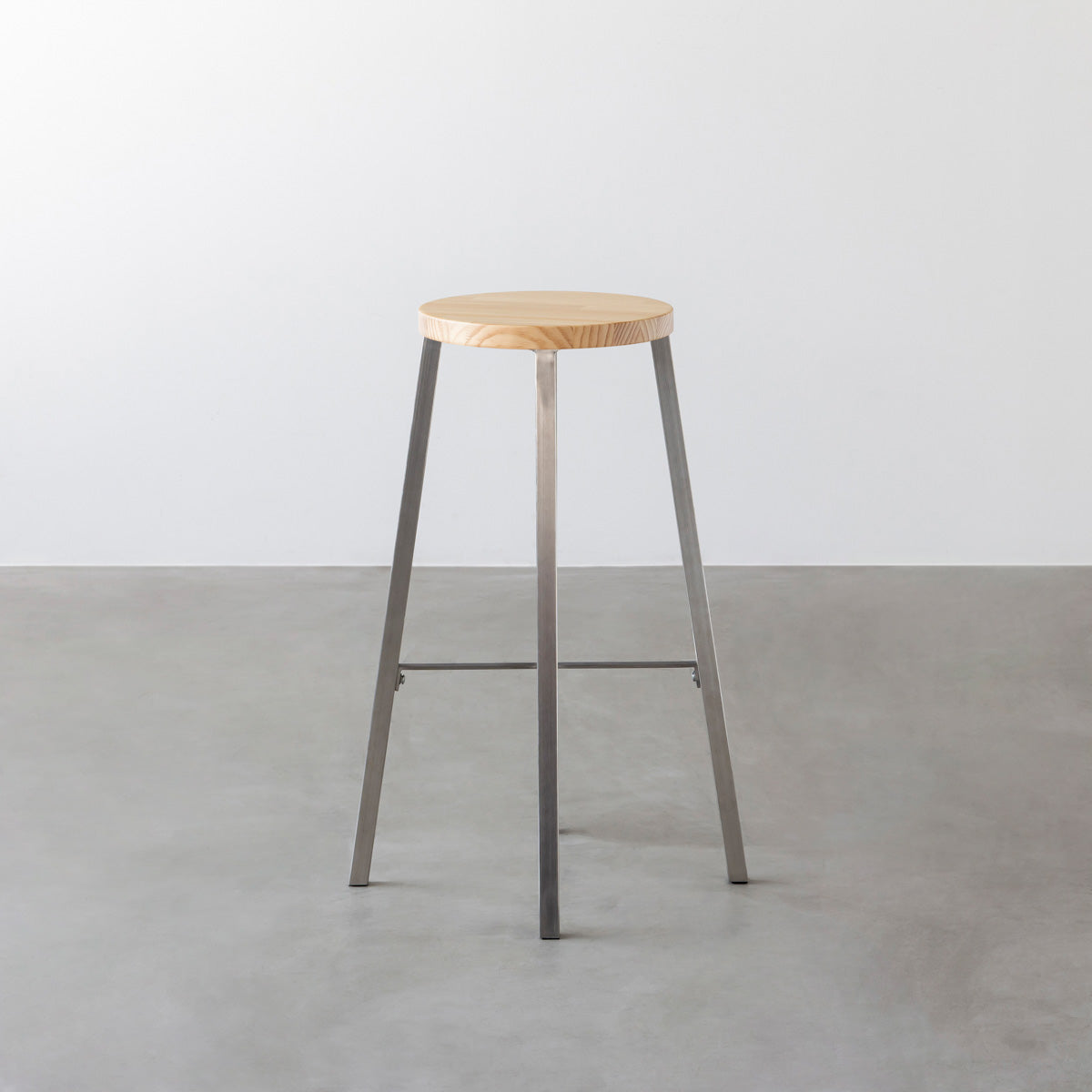 KANADEMONOのパインRound座面とステンレスのSlant Bar脚を合わせたシンプルモダンなハイスツール2