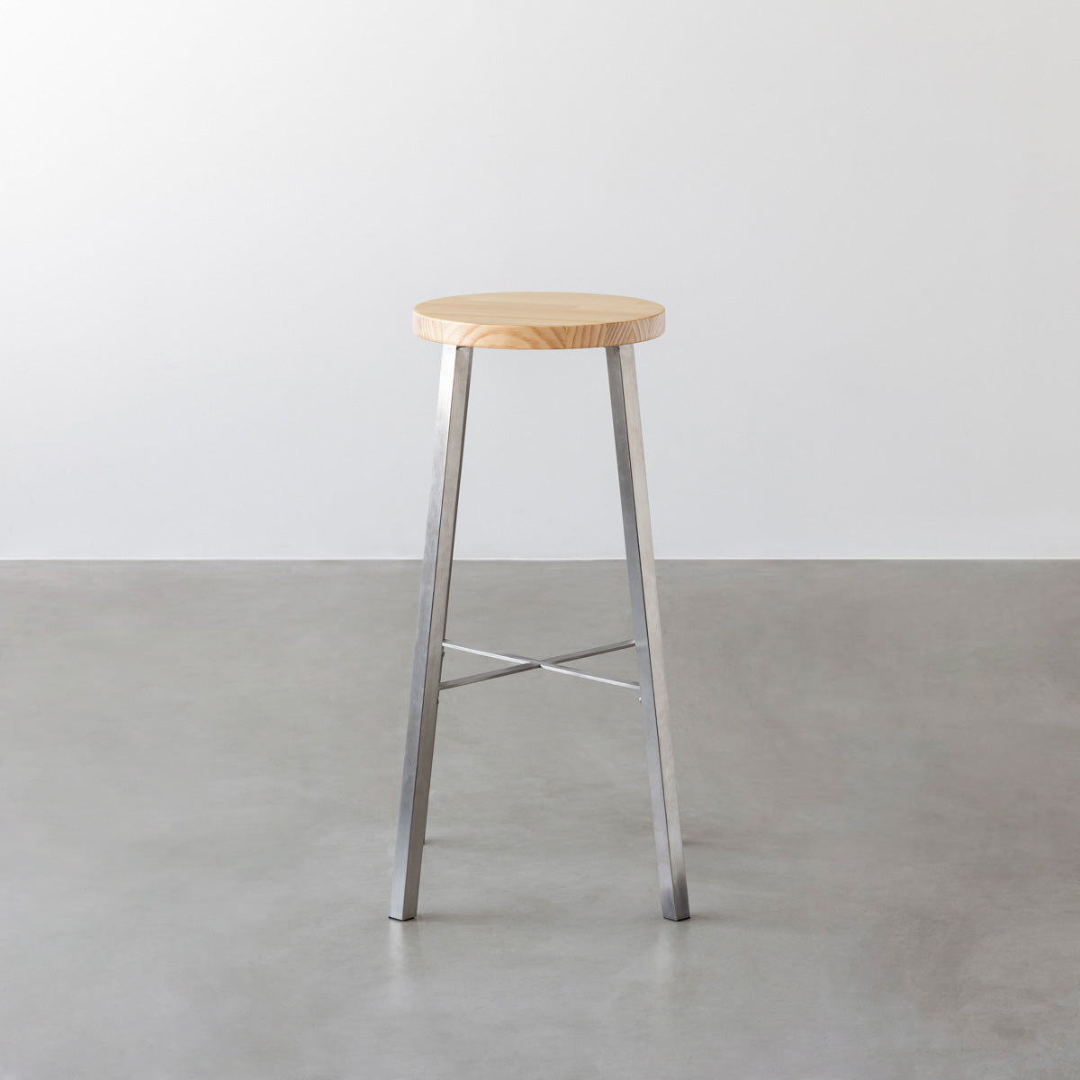 KANADEMONOのパインRound座面とステンレスのSlant Bar脚を合わせたシンプルモダンなハイスツール3