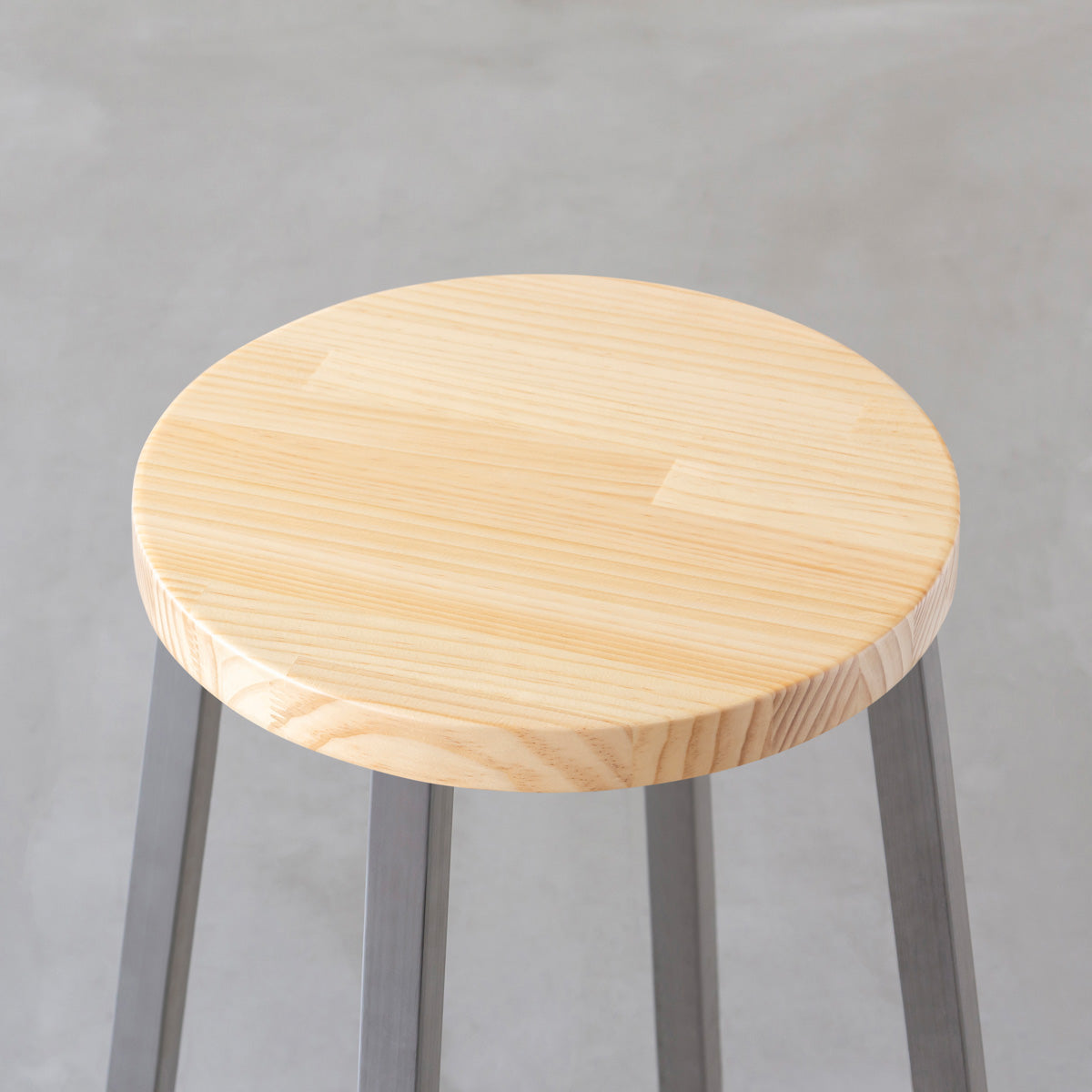KANADEMONOのパインRound座面とステンレスのSlant Bar脚を合わせたシンプルモダンなハイスツール（座面）