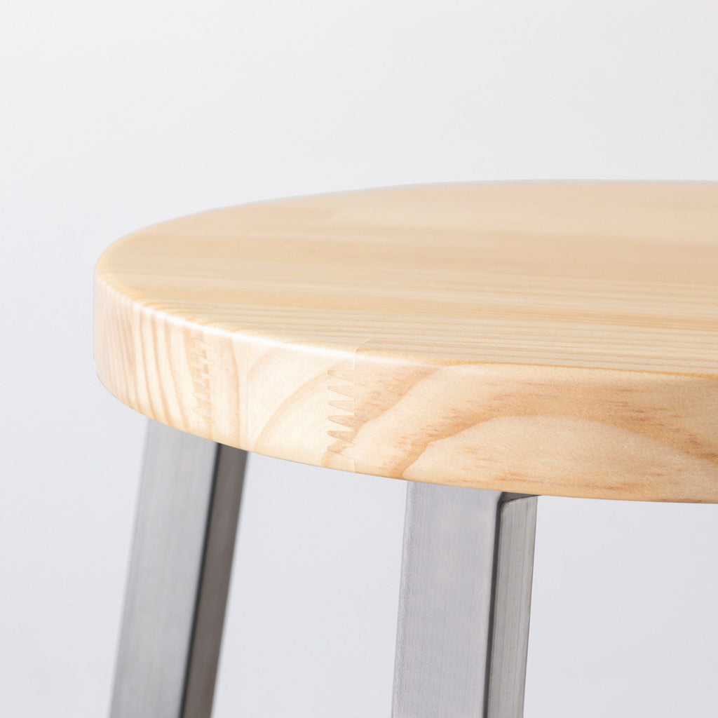KANADEMONOのパインRound座面とステンレスのSlant Bar脚を合わせたシンプルモダンなハイスツール（座面側面）
