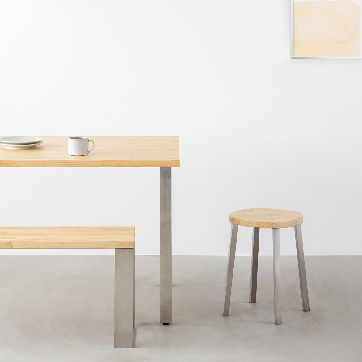 KANADEMONOのパインSquircle座面とステンレスのSlant Bar脚を合わせたシンプルモダンなスツール（使用例）