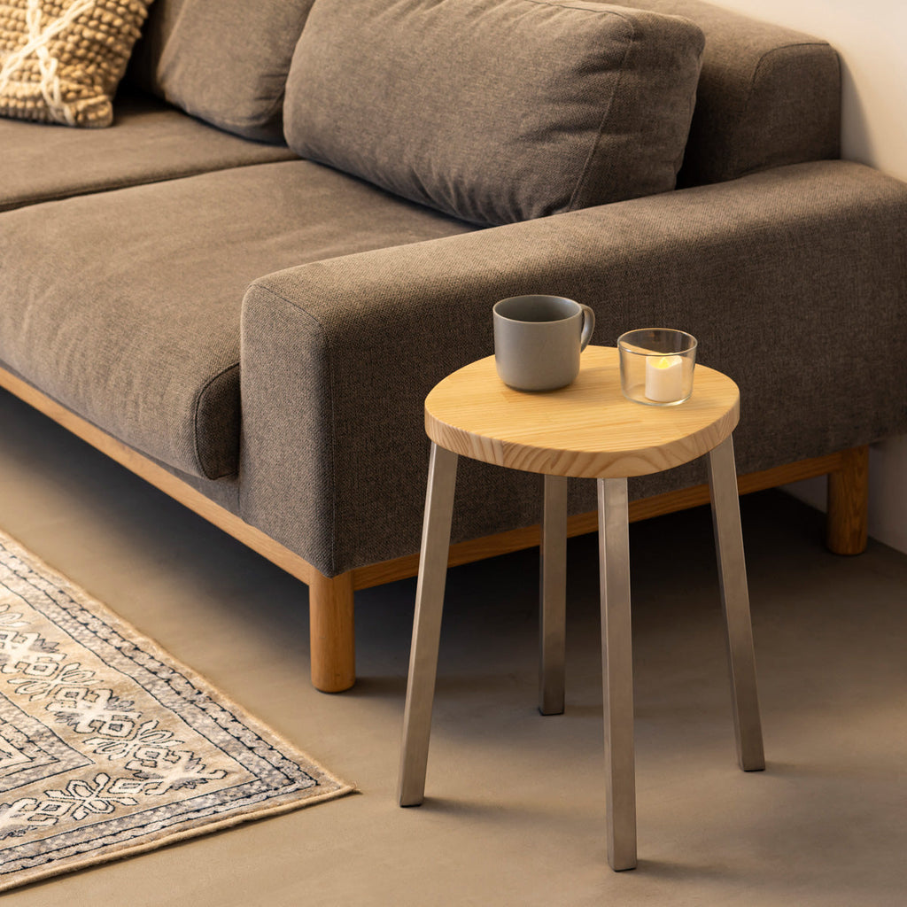 KANADEMONOのパインSquircle座面とステンレスのSlant Bar脚を合わせたシンプルモダンなスツール（使用例2）