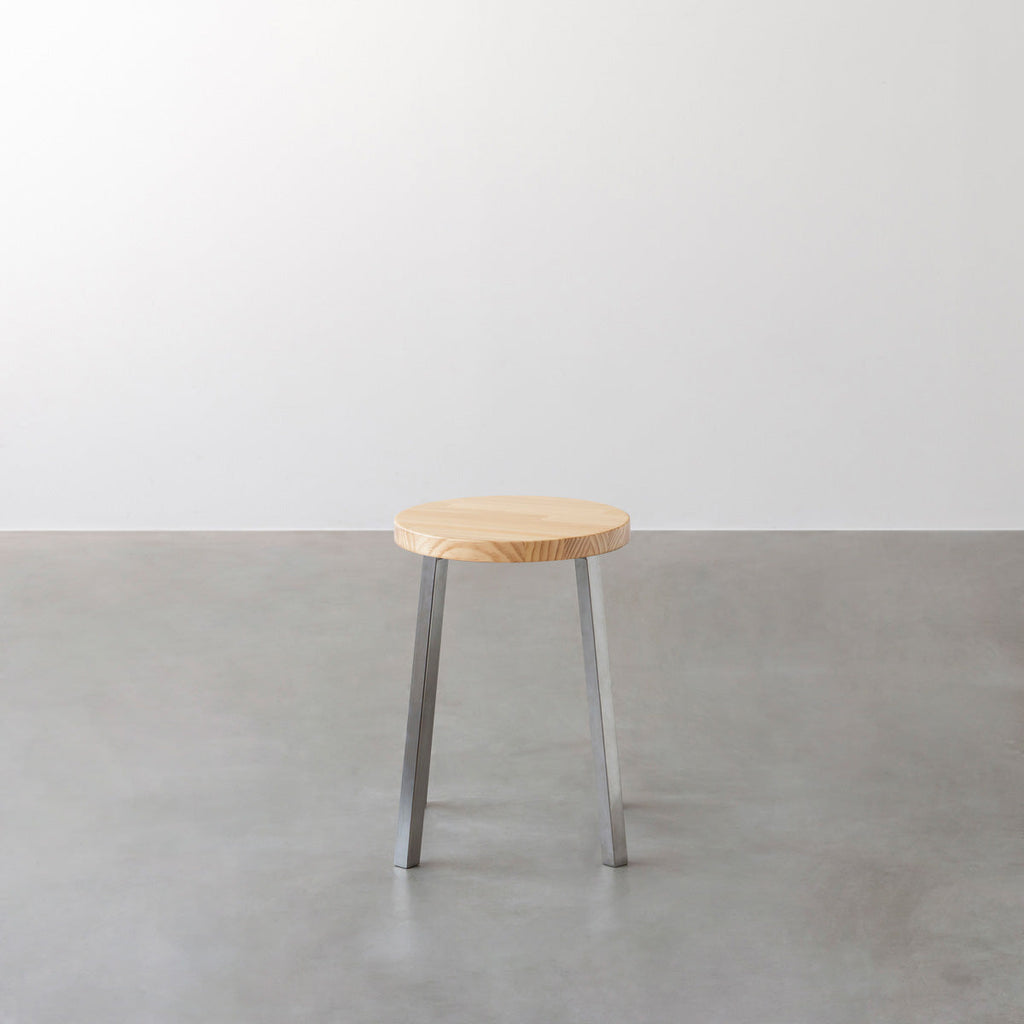 KANADEMONOのパインRound座面とステンレスのSlant Bar脚を合わせたシンプルモダンなスツール2