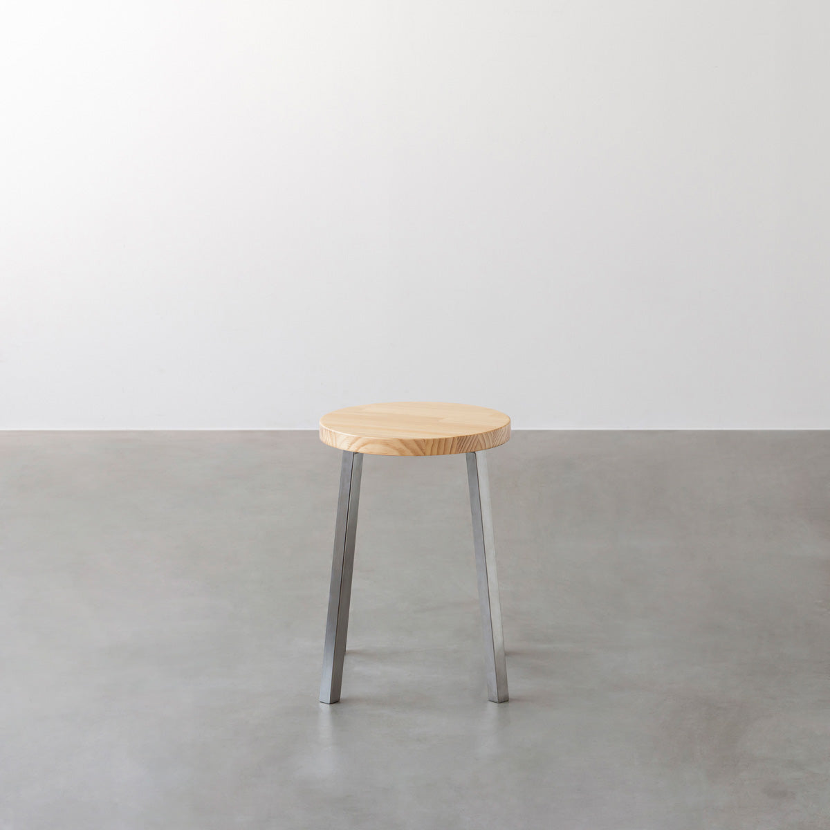 KANADEMONOのパインRound座面とステンレスのSlant Bar脚を合わせたシンプルモダンなスツール2