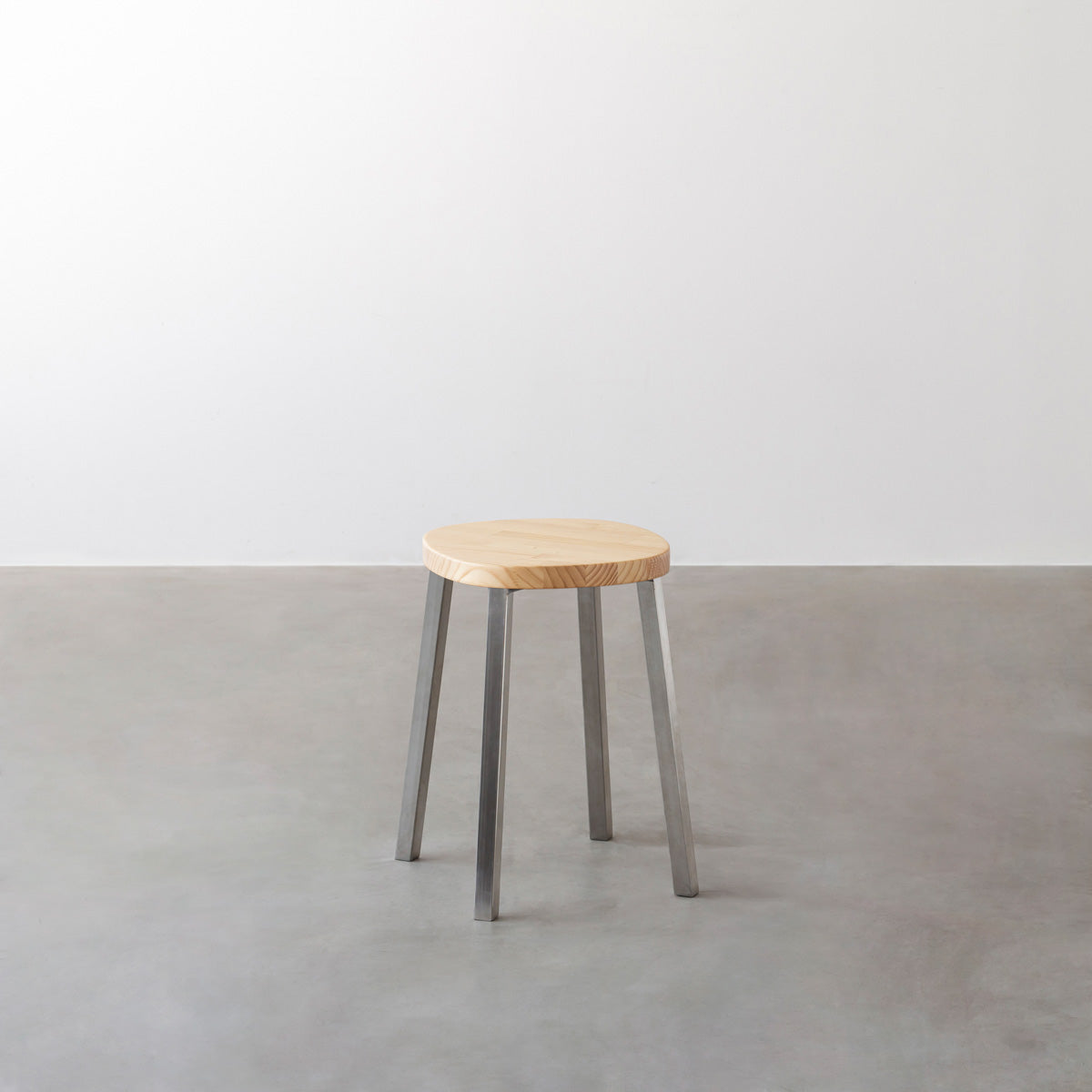 KANADEMONOのパインRound座面とステンレスのSlant Bar脚を合わせたシンプルモダンなスツール3