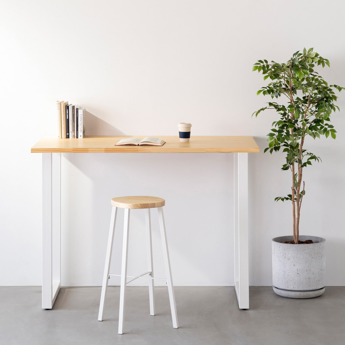 KANADEMONOのパインRound座面とホワイトのSlant Bar脚を合わせたシンプルモダンなハイスツール（使用例）