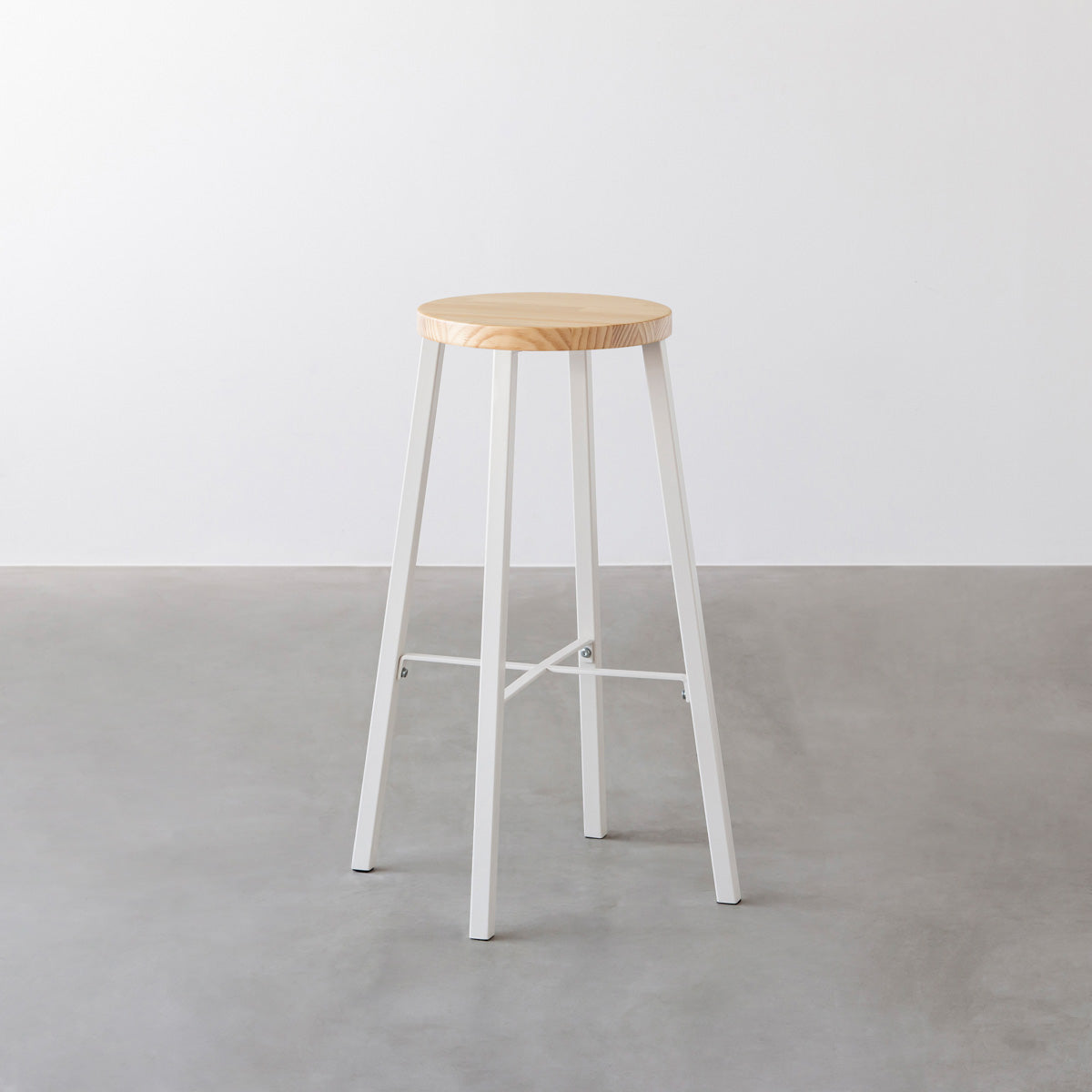 KANADEMONOのパインRound座面とホワイトのSlant Bar脚を合わせたシンプルモダンなハイスツール