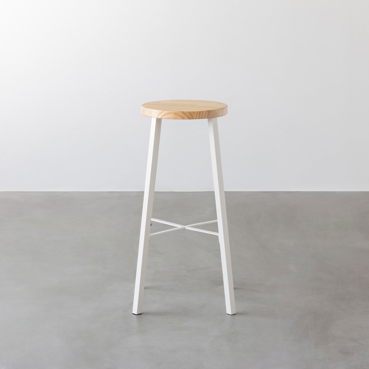 KANADEMONOのパインRound座面とホワイトのSlant Bar脚を合わせたシンプルモダンなハイスツール3