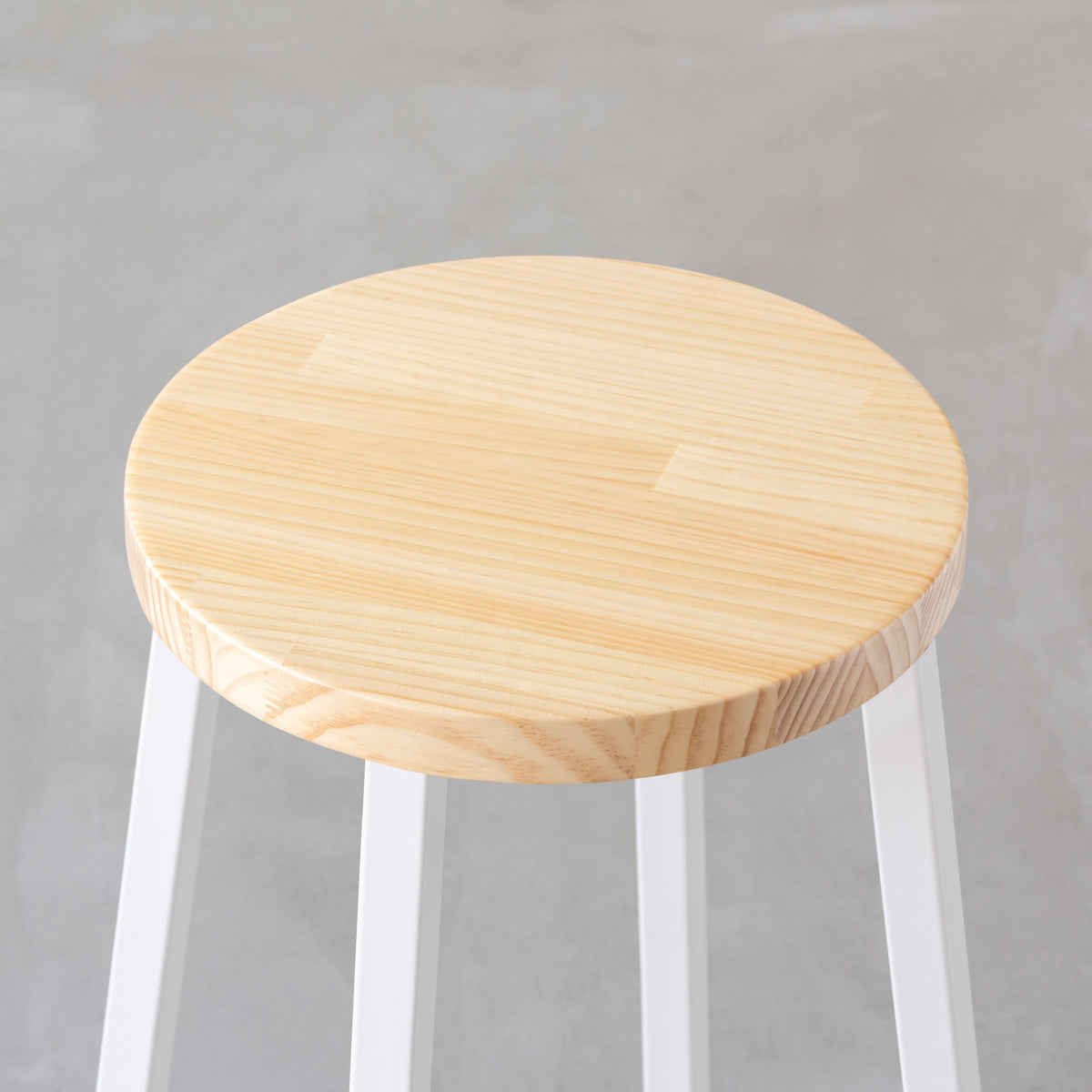 KANADEMONOのパインRound座面とホワイトのSlant Bar脚を合わせたシンプルモダンなハイスツール（座面）
