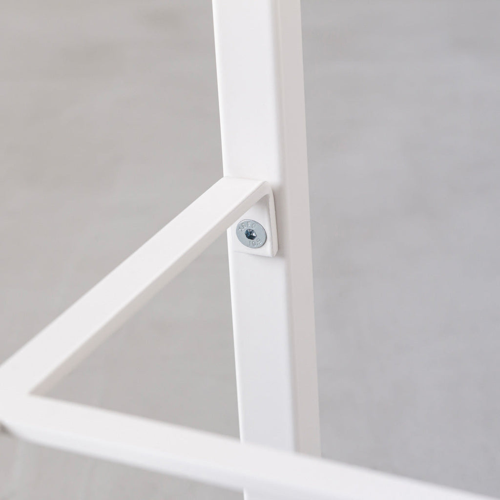 KanademonoのリノリウムPebble Round座面とホワイトのSlant_Bar脚を合わせたシンプルモダンなHighスツール（脚内側）