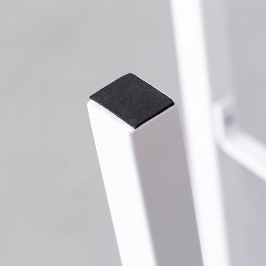 KanademonoのリノリウムPebble Round座面とホワイトのSlant_Bar脚を合わせたシンプルモダンなHighスツール（脚裏面）