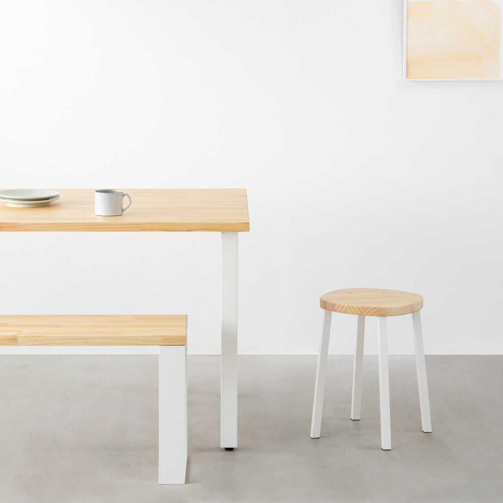 KANADEMONOのパインSquircle座面とホワイトのSlant Bar脚を合わせたシンプルモダンなスツール（使用例）