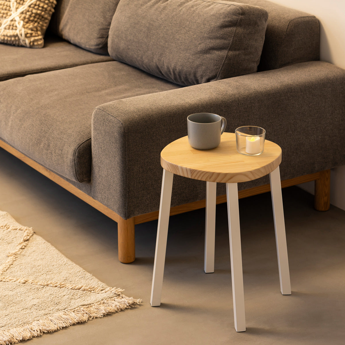 KANADEMONOのパインSquircle座面とホワイトのSlant Bar脚を合わせたシンプルモダンなスツール（使用例2）