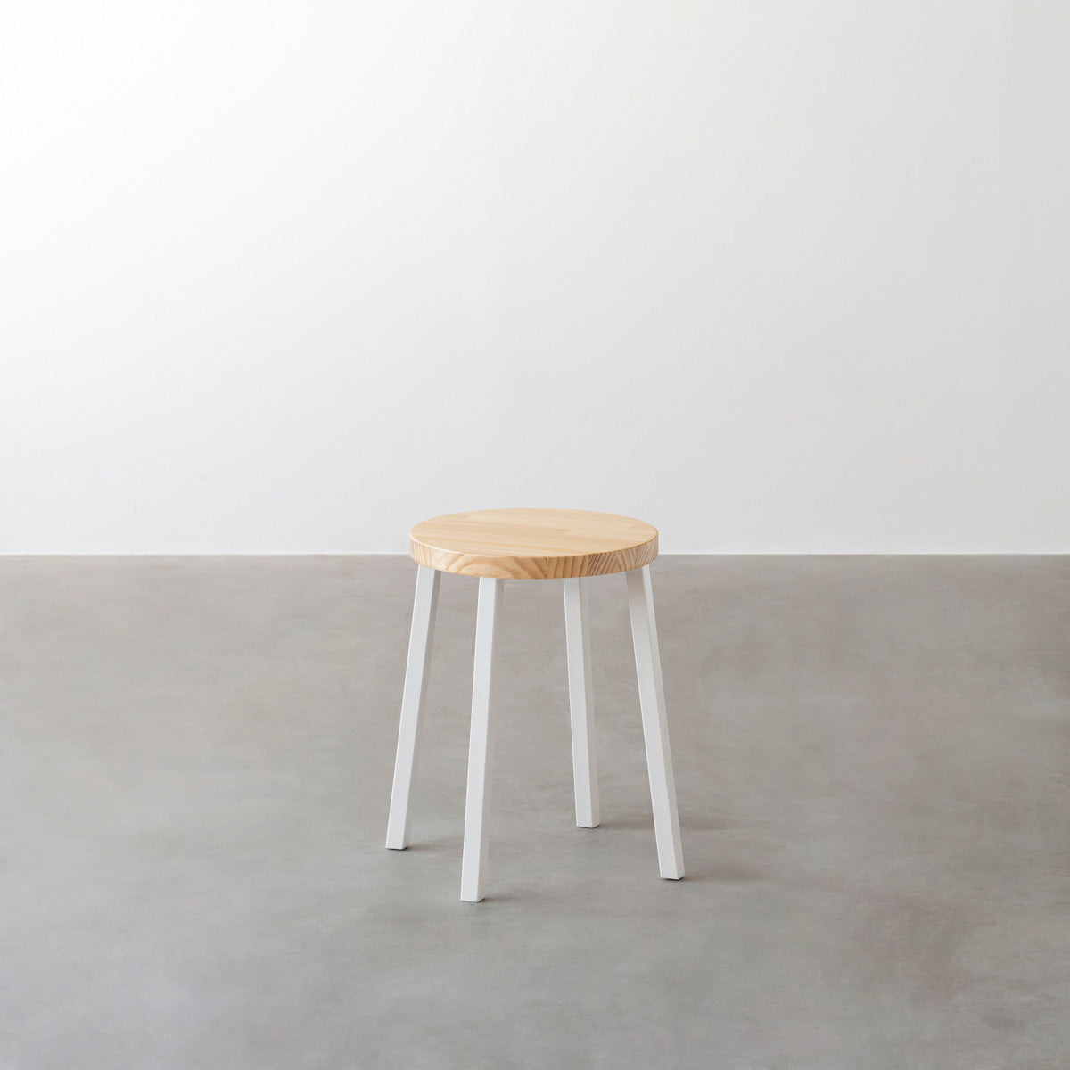 KANADEMONOのパインRound座面とホワイトのSlant Bar脚を合わせたシンプルモダンなスツール