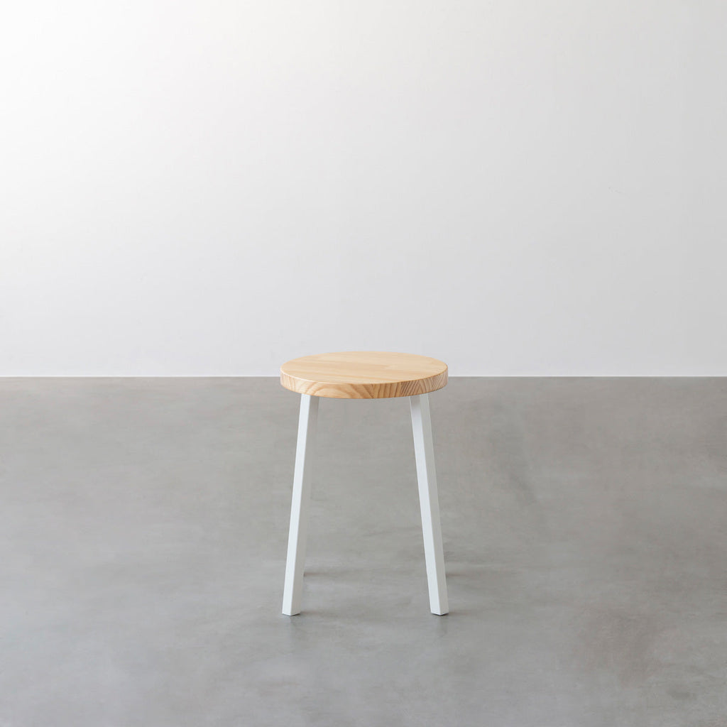 KANADEMONOのパインRound座面とホワイトのSlant Bar脚を合わせたシンプルモダンなスツール2