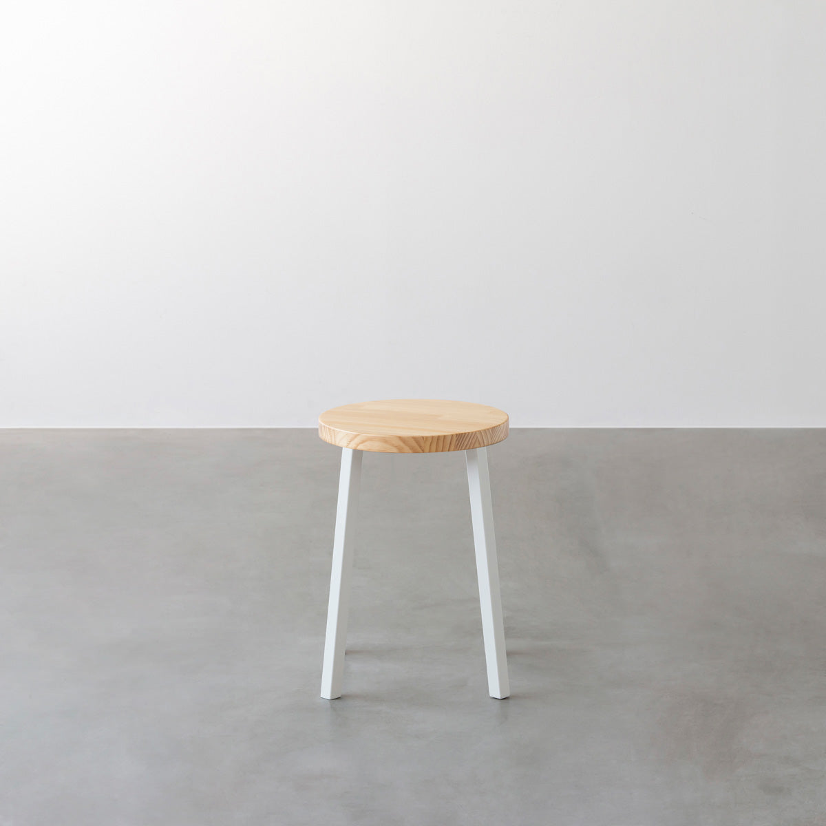 KANADEMONOのパインRound座面とホワイトのSlant Bar脚を合わせたシンプルモダンなスツール2