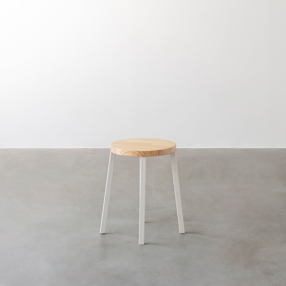 KANADEMONOのパインRound座面とホワイトのSlant Bar脚を合わせたシンプルモダンなスツール3