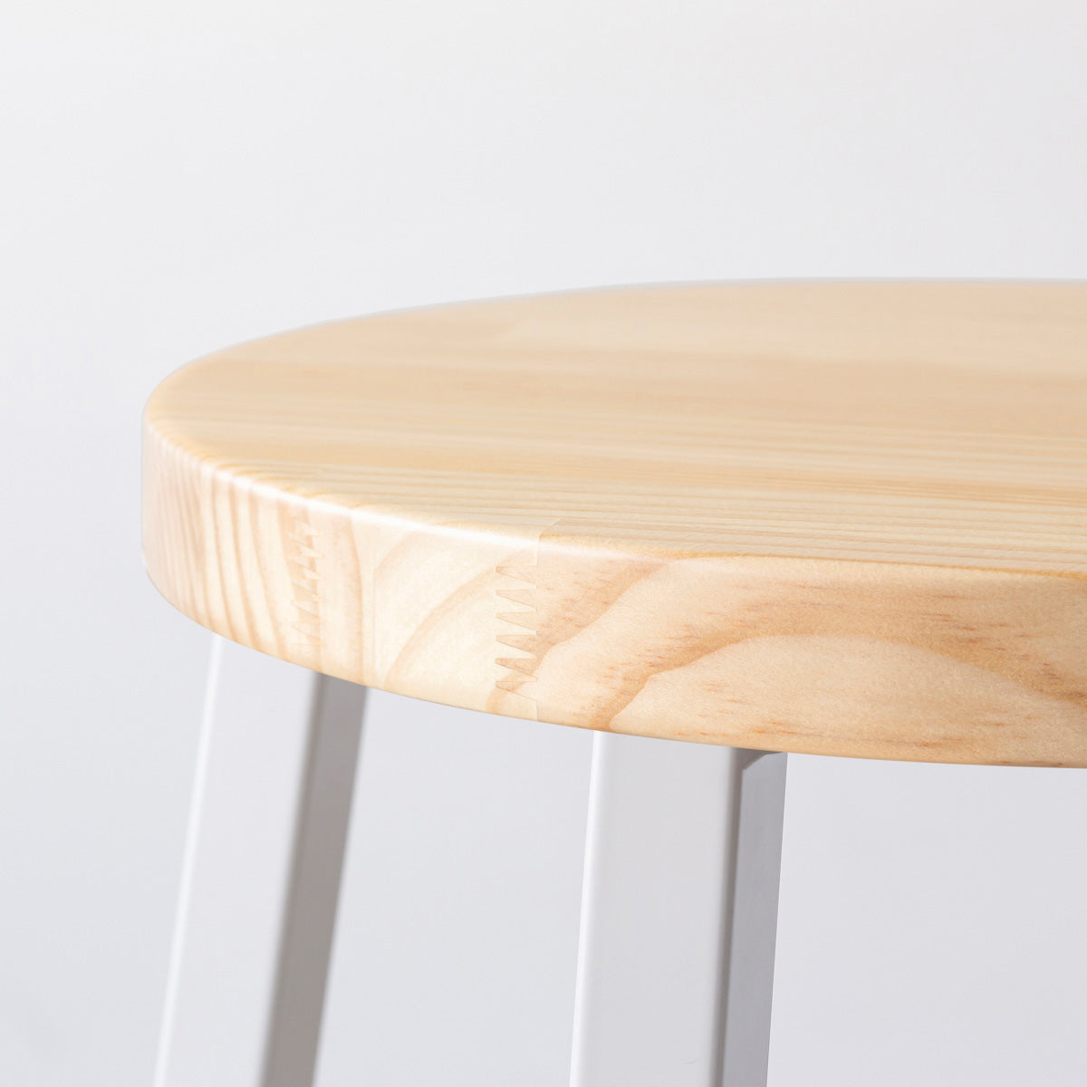 KANADEMONOのパインRound座面とホワイトのSlant Bar脚を合わせたシンプルモダンなスツール（座面側面）