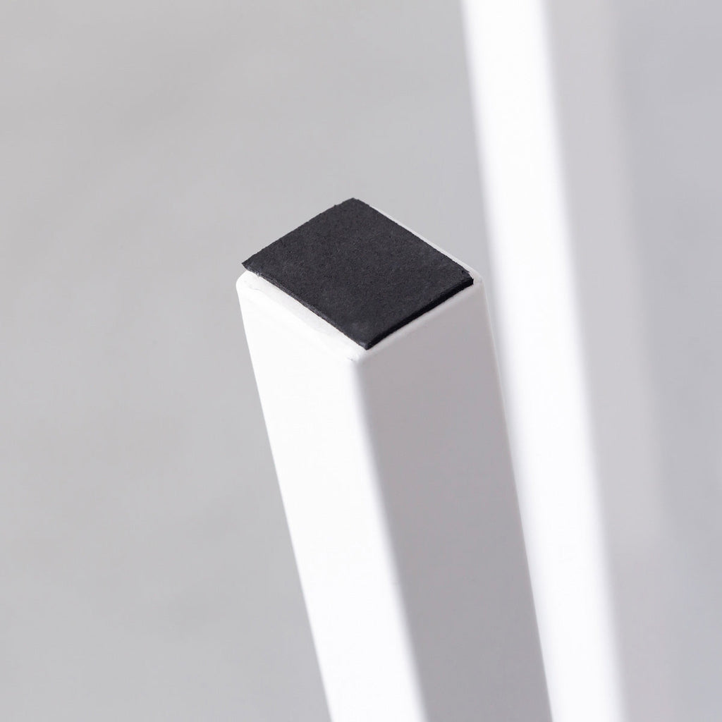 KanademonoのリノリウムPebble Round座面とホワイトのSlant Bar脚を合わせたシンプルモダンなスツール（脚裏面）