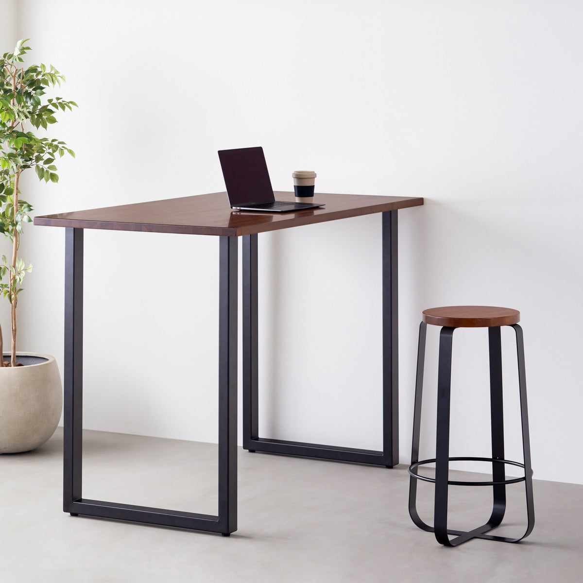 KANADEMONOのラバーウッド ブラウンRound座面とブラックのCross Plate脚を合わせたシンプルモダンなハイスツール（使用例）