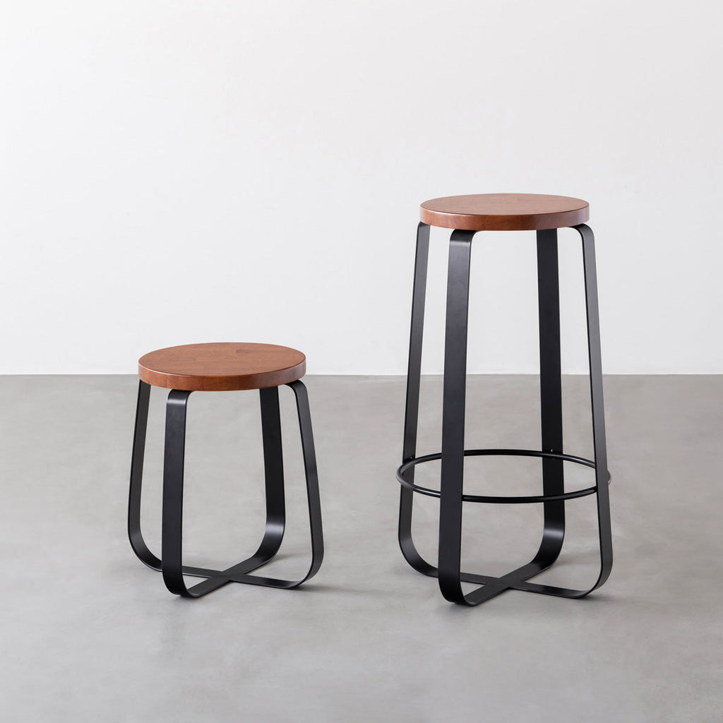 KANADEMONOのラバーウッド ブラウンRound座面とブラックのCross Plate脚を合わせたシンプルモダンなハイスツール（スタンダード比較）