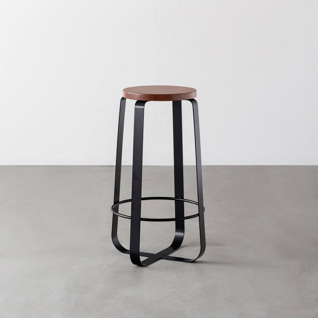 KANADEMONOのラバーウッド ブラウンRound座面とブラックのCross Plate脚を合わせたシンプルモダンなハイスツール