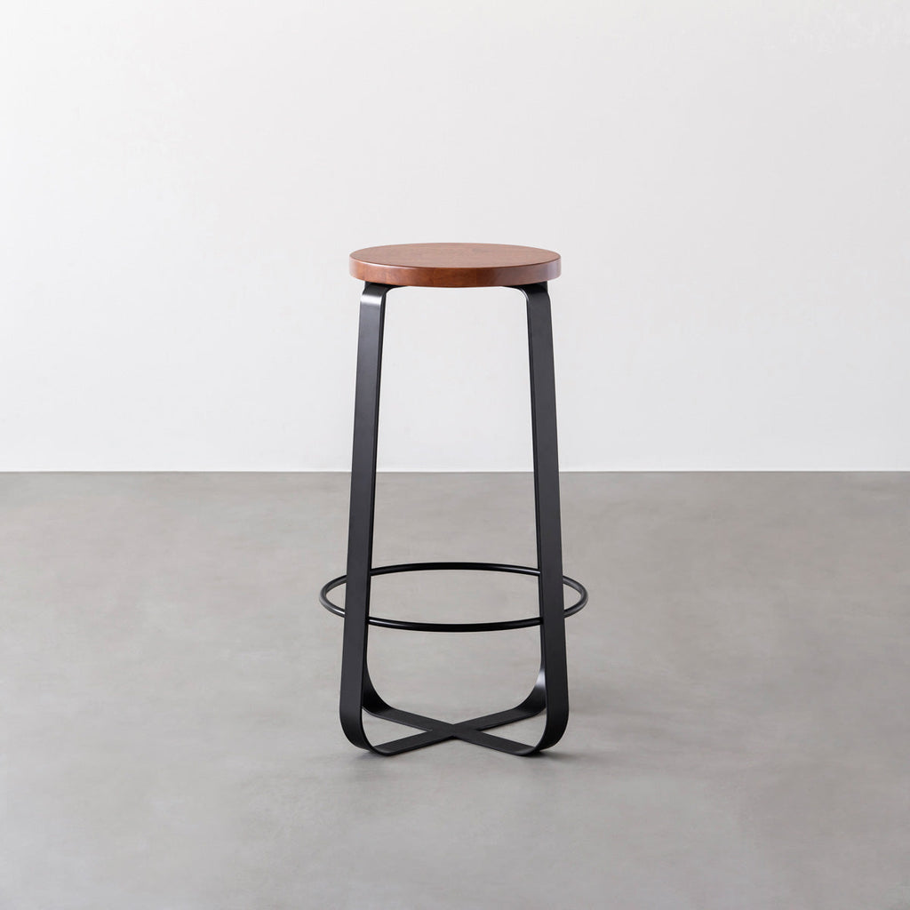 KANADEMONOのラバーウッド ブラウンRound座面とブラックのCross Plate脚を合わせたシンプルモダンなハイスツール2