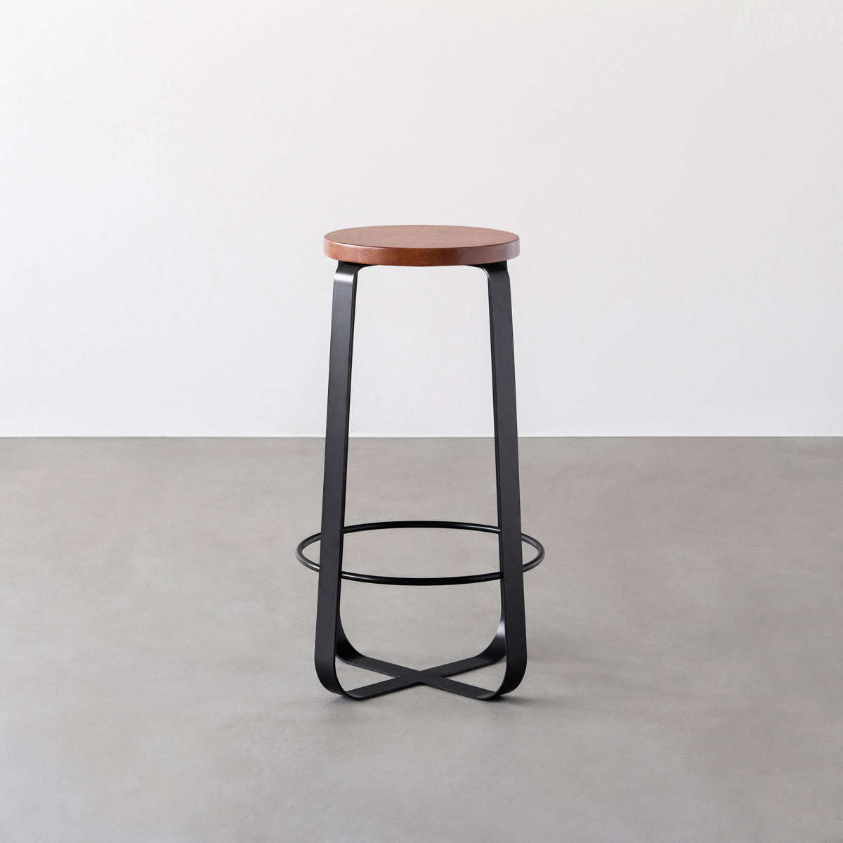 KANADEMONOのラバーウッド ブラウンRound座面とブラックのCross Plate脚を合わせたシンプルモダンなハイスツール2