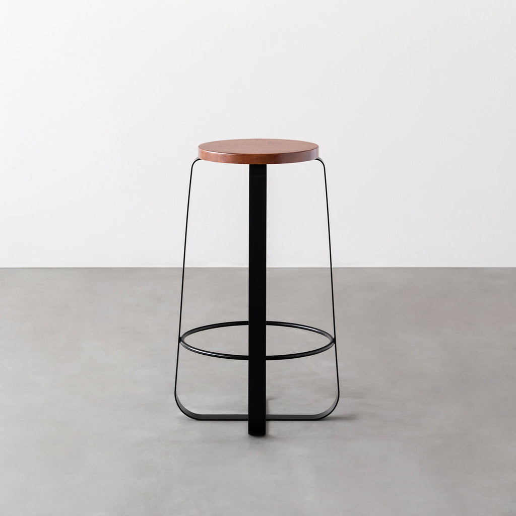 KANADEMONOのラバーウッド ブラウンRound座面とブラックのCross Plate脚を合わせたシンプルモダンなハイスツール3