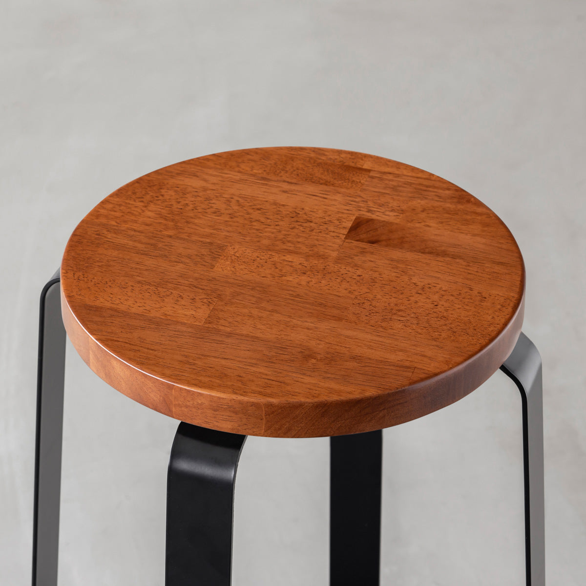 KANADEMONOのラバーウッド ブラウンRound座面とブラックのCross Plate脚を合わせたシンプルモダンなハイスツール（座面）