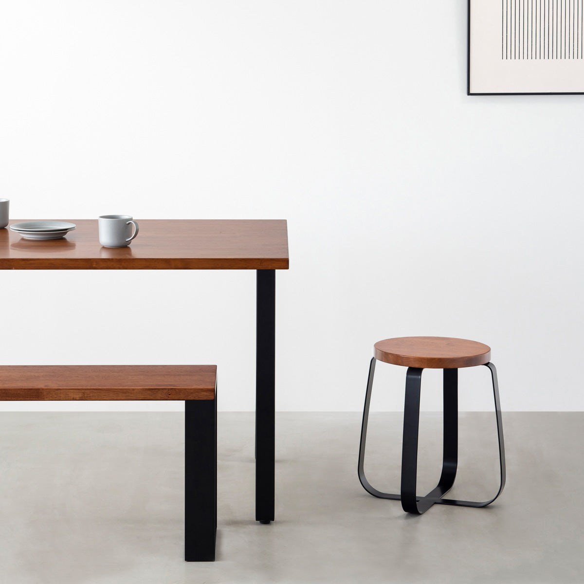 KANADEMONOのラバーウッド ブラウンRound座面とブラックのCross Plate脚を合わせたシンプルモダンなスツール（使用例）
